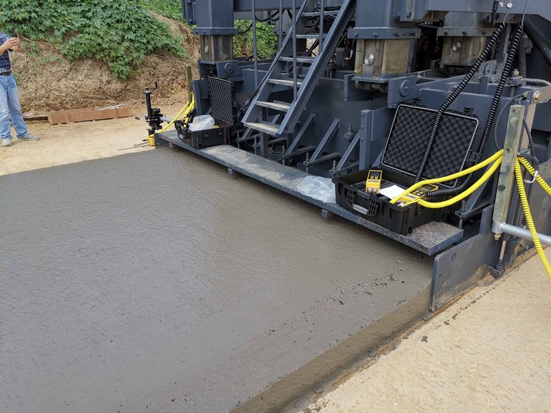 AQT6000全路面滑模式水泥混凝土摊铺机